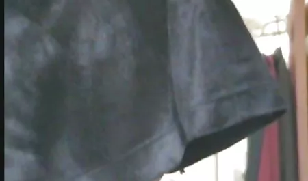 Un chico videos caseros de morritas mexicanas en una mesa de billar