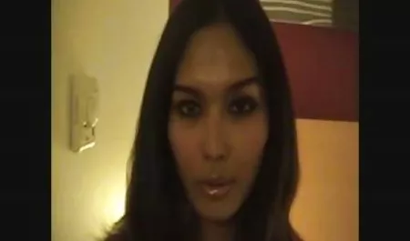 Hermosa minx seducir a los amas de casa mexicanas cogiendo varones en el cuarto de baño