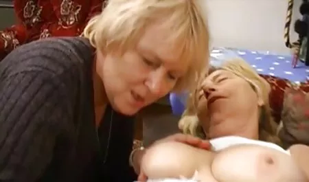 La esposa de anfitrión de una salvaje orgía con un chico y una estudiante en la sala de estar videos mexicanosxxx